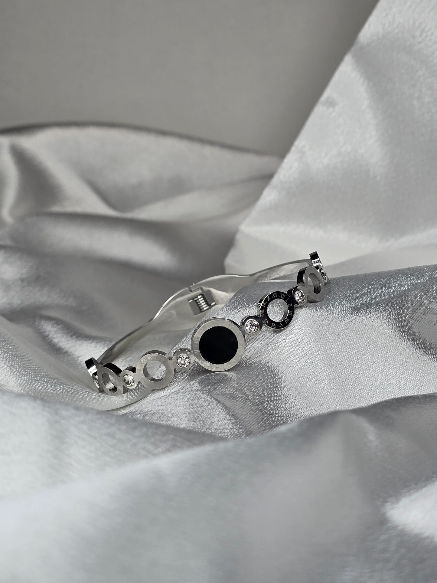 Bracelet élégant en acier argenté avec détail raffiné