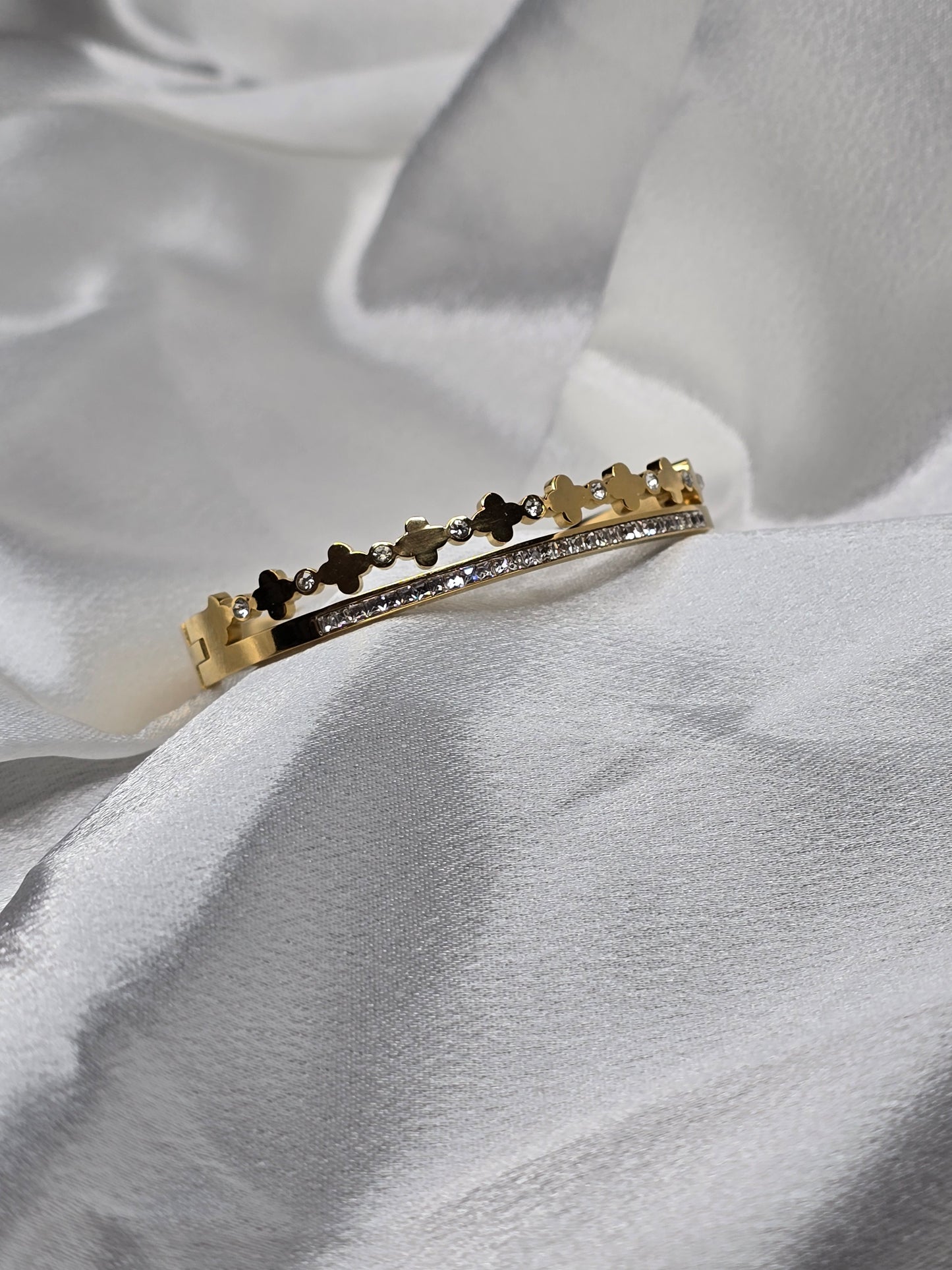 Bracelet jonc doré avec détails croix
