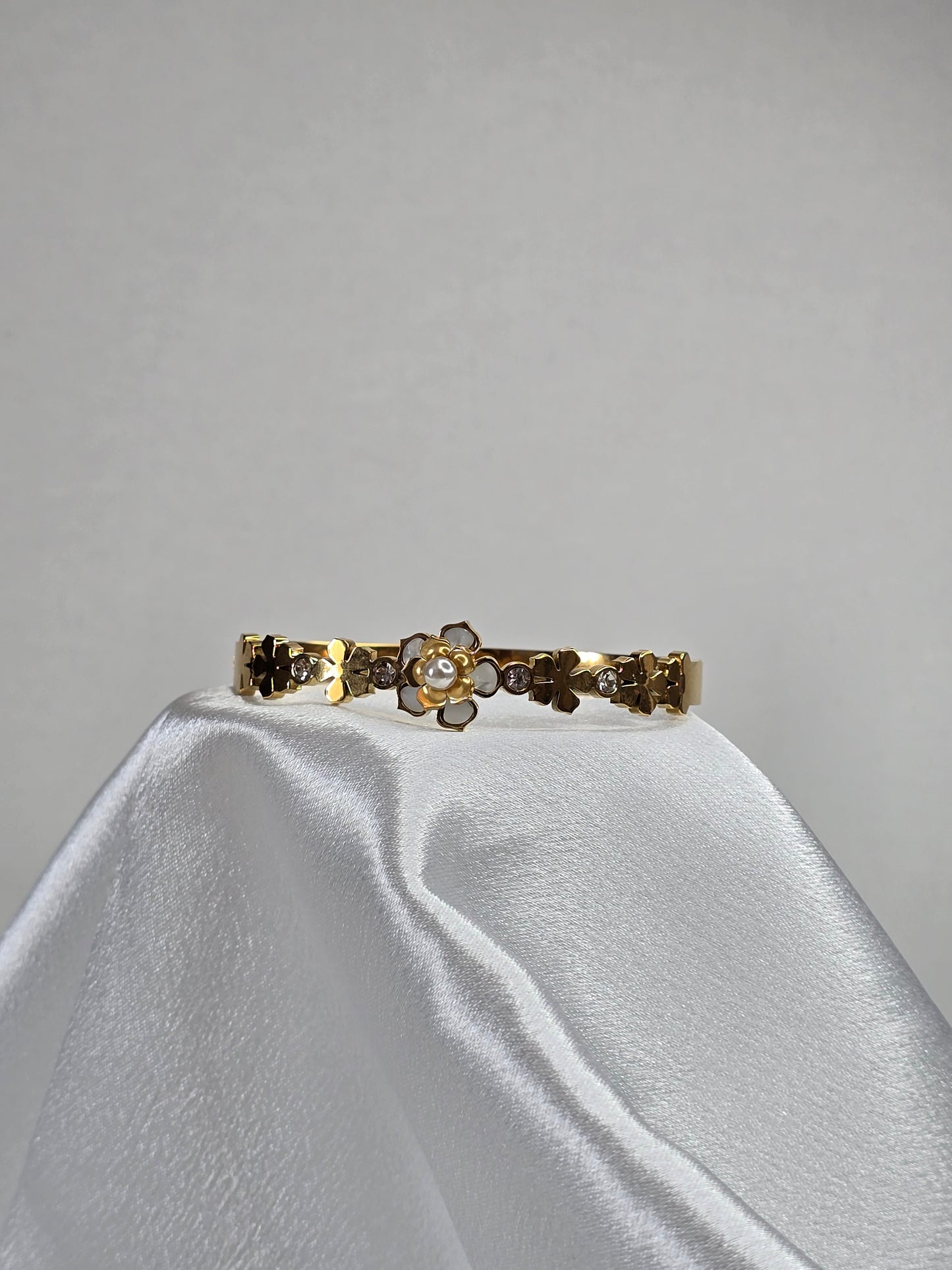 Bracelet jonc en or à motif floral et perles