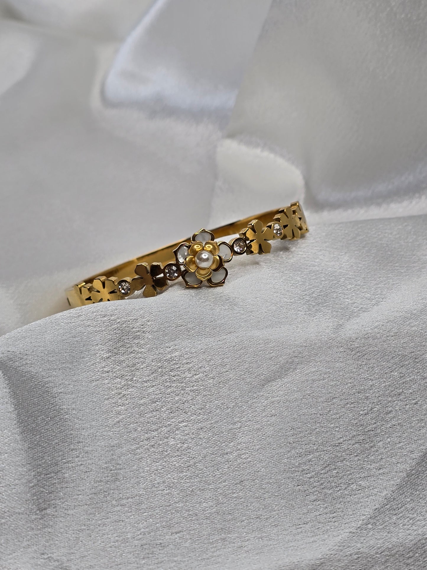 Bracelet jonc en or à motif floral et perles