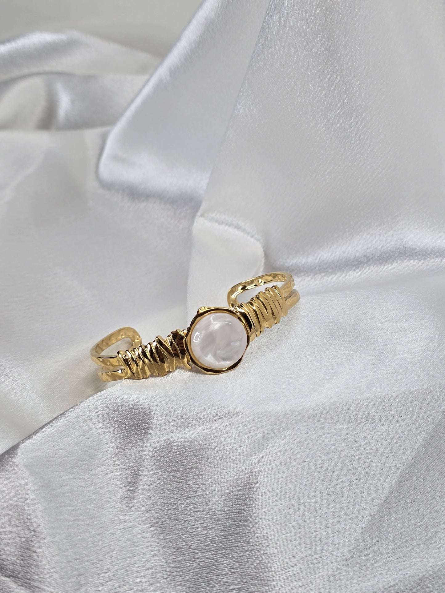 Bracelet jonc ouvert doré martelé avec pierre blanche nacrée