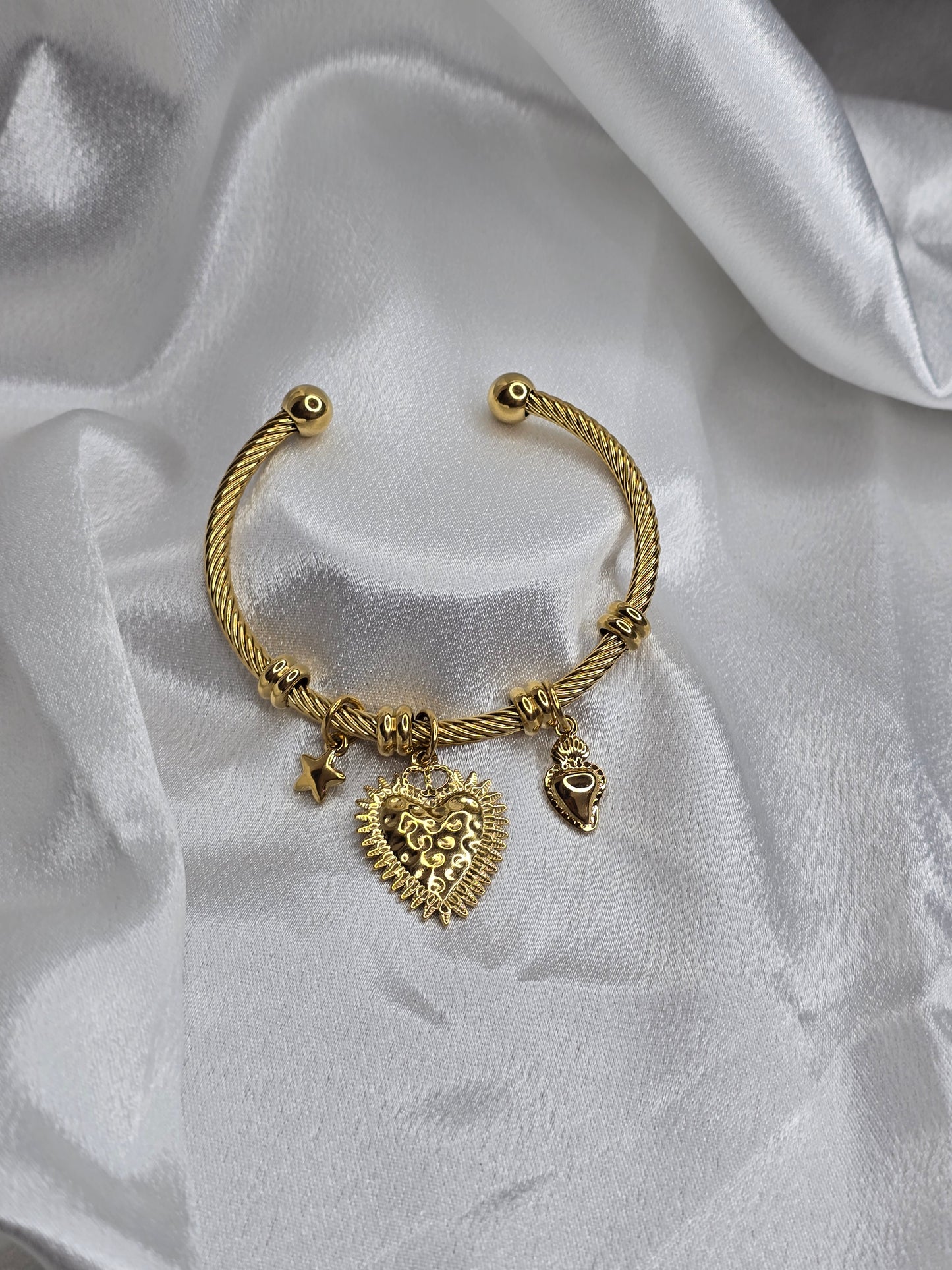 Bracelet jonc torsadé doré avec pendentifs