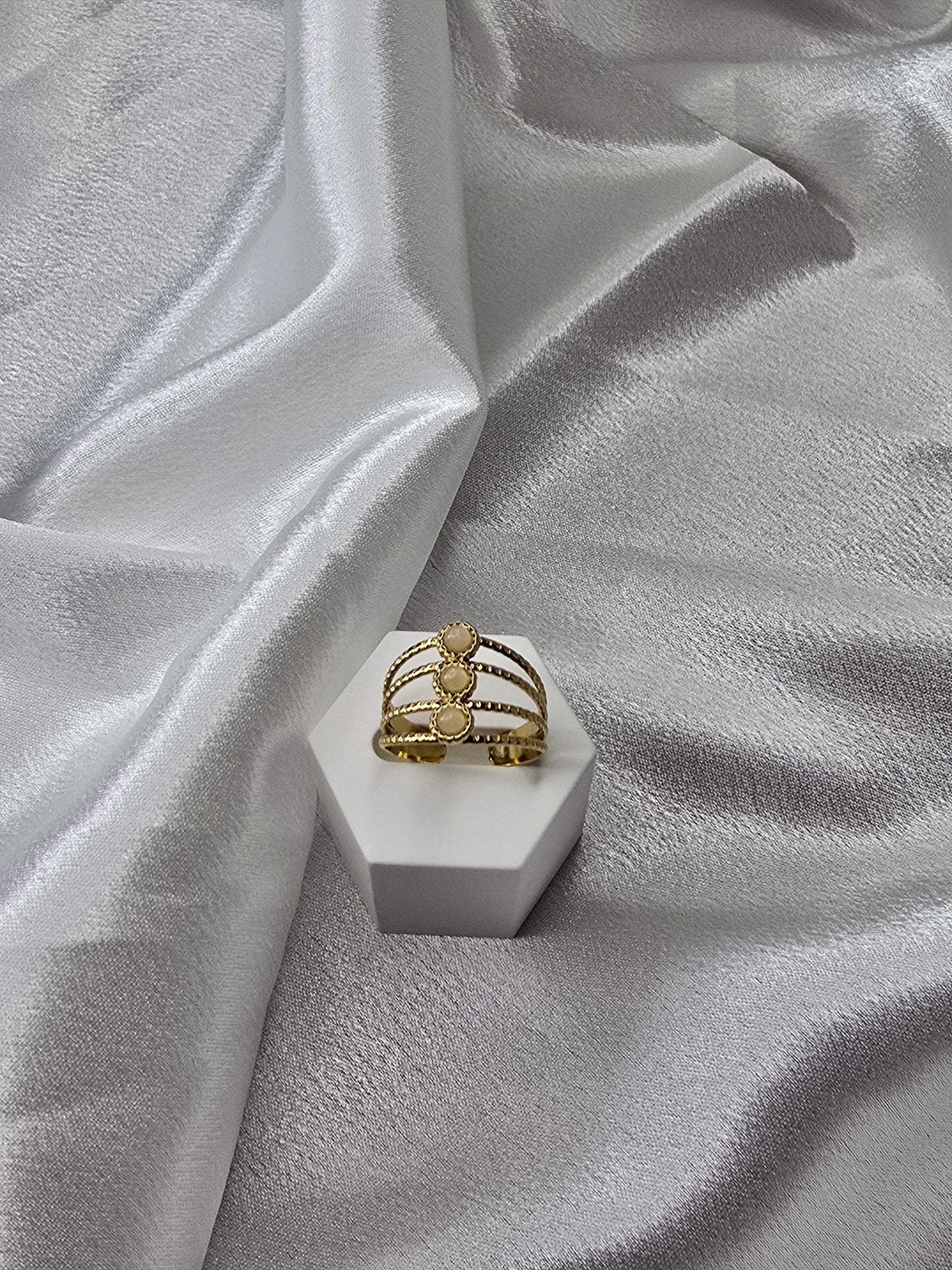 Bague dorée triple ligne avec triple pierres rondes en acier inoxydable