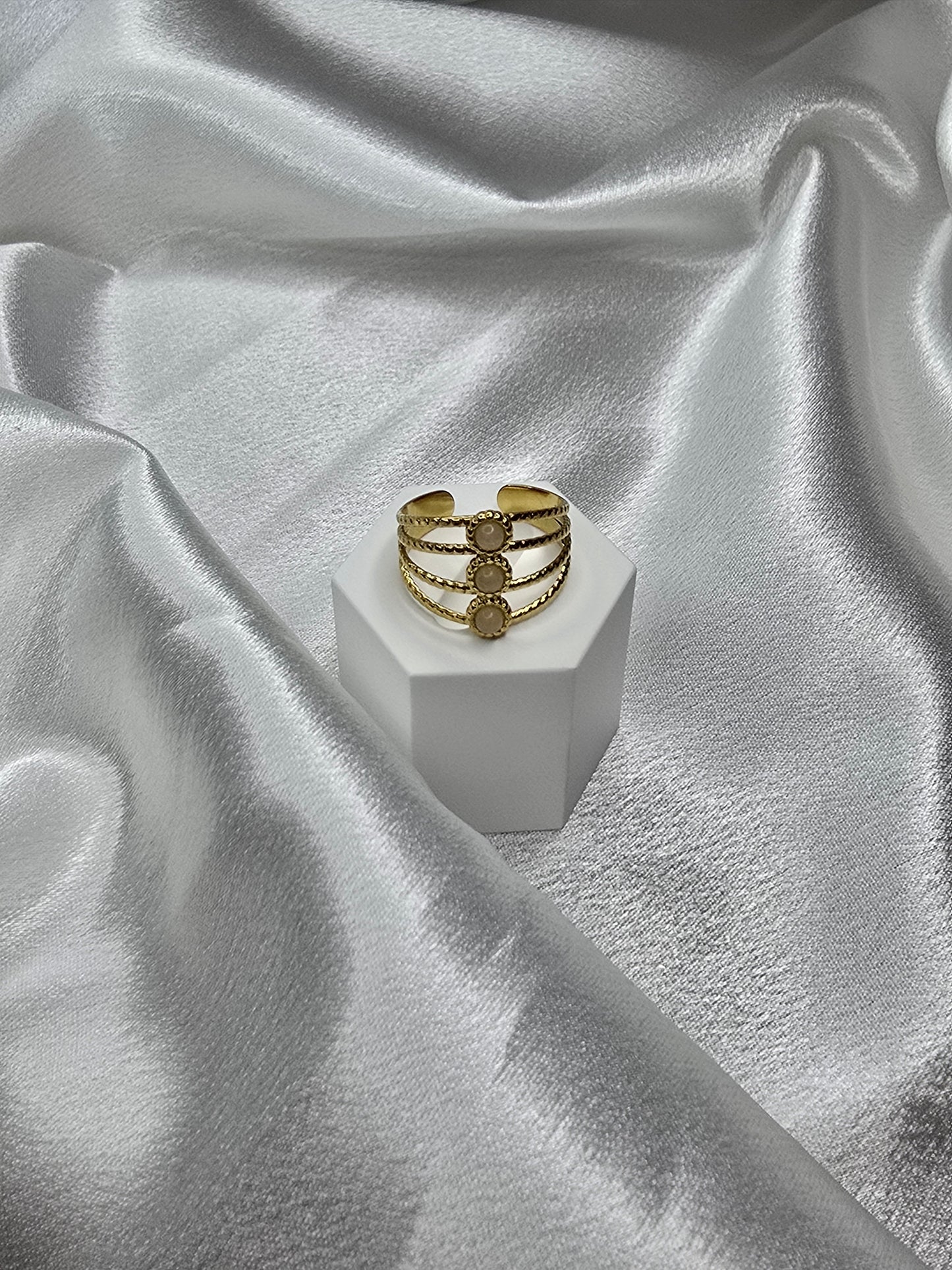 Bague dorée triple ligne avec triple pierres rondes en acier inoxydable