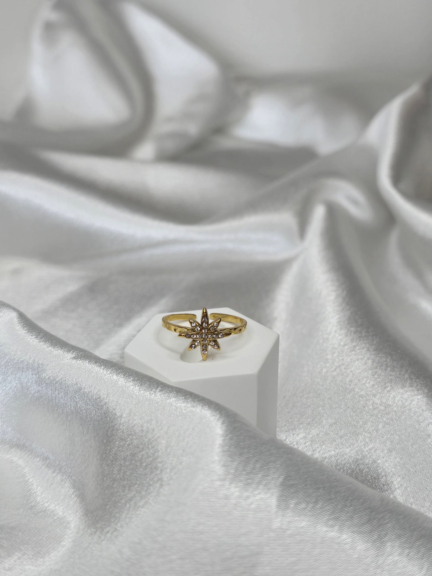Bague dorée ajustable martelée avec étoile strassée