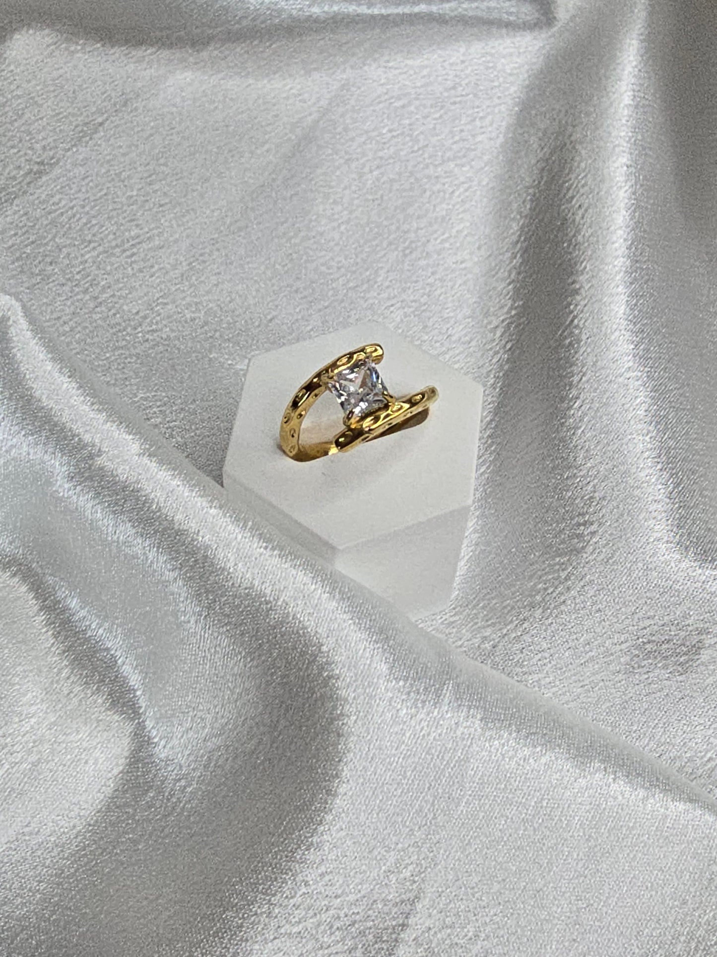 Bague dorée double courbes carré