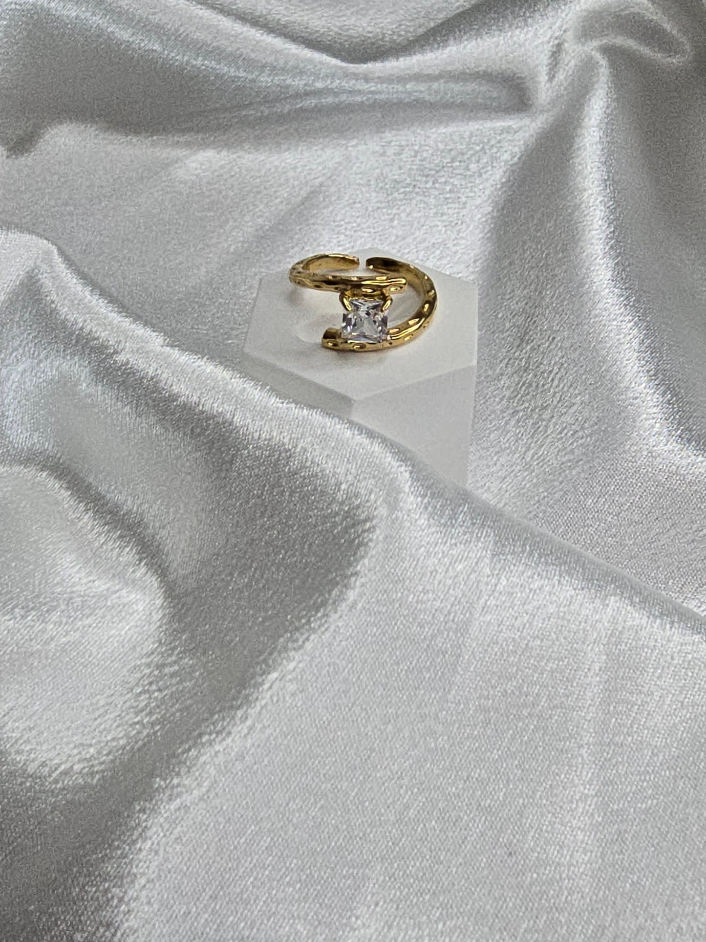 Bague dorée double courbes carré