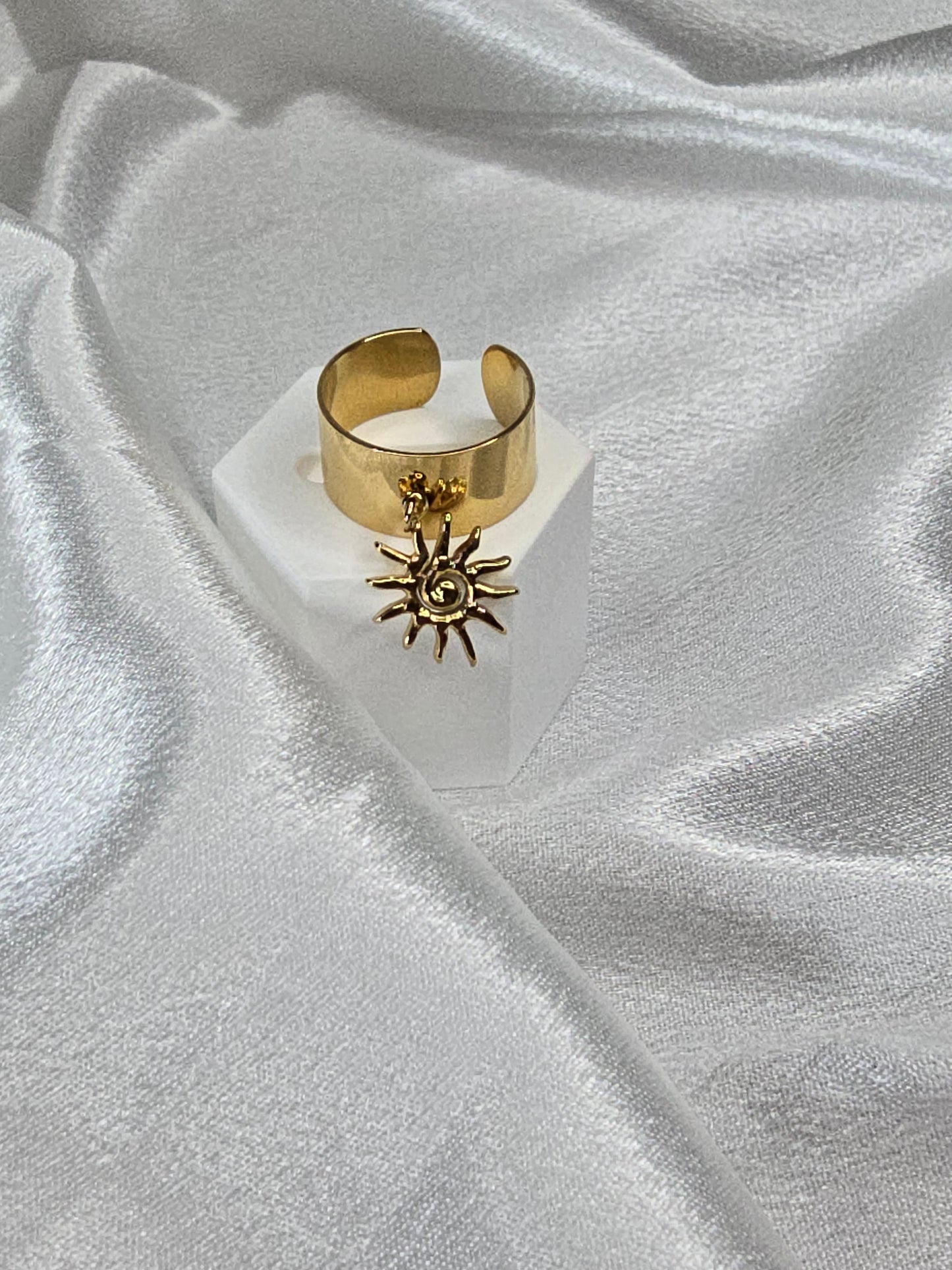 Bague dorée large avec pendentif soleil