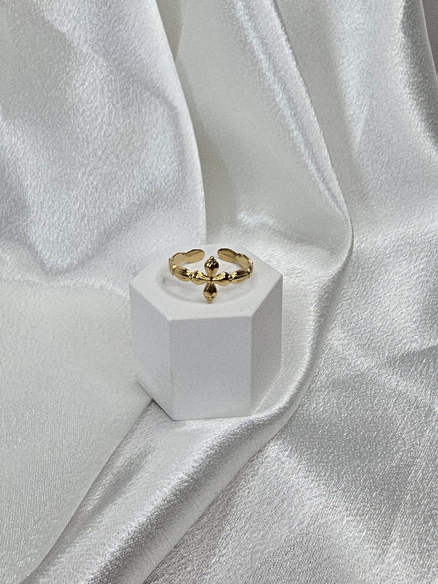 Bague dorée avec détail croix