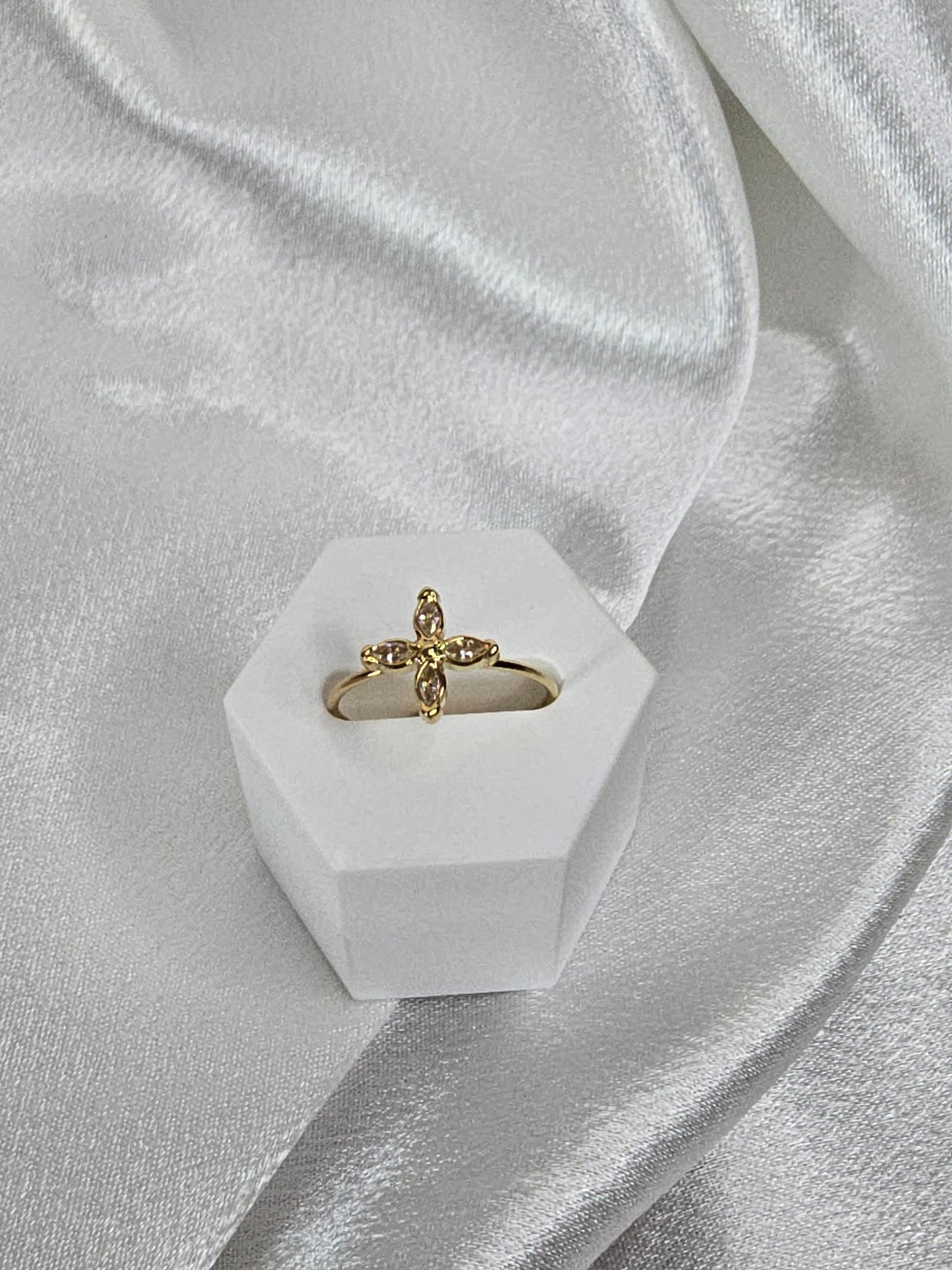 Bague avec détail croix en acier fine doré