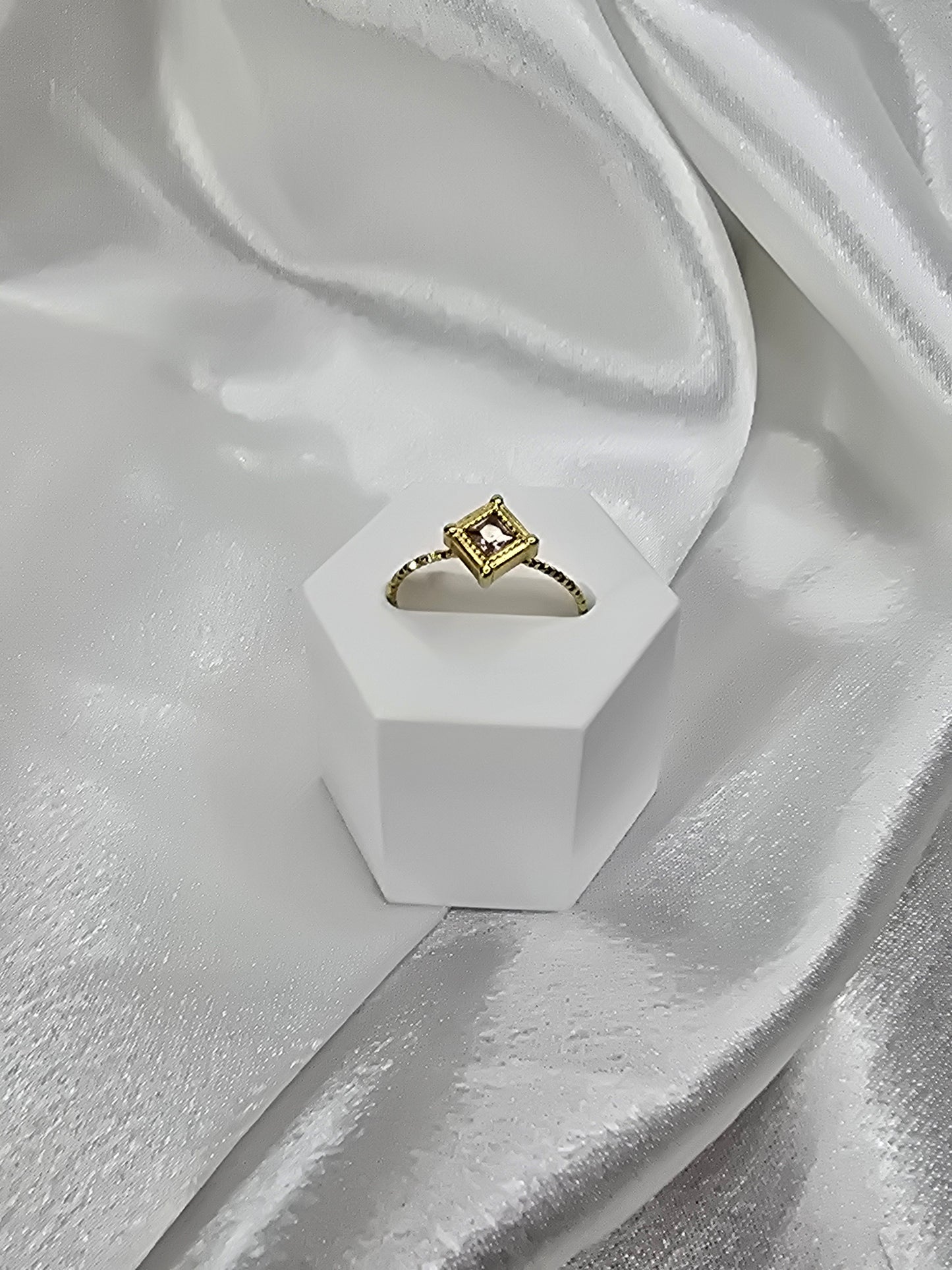Bague réglable forme losange en acier doré