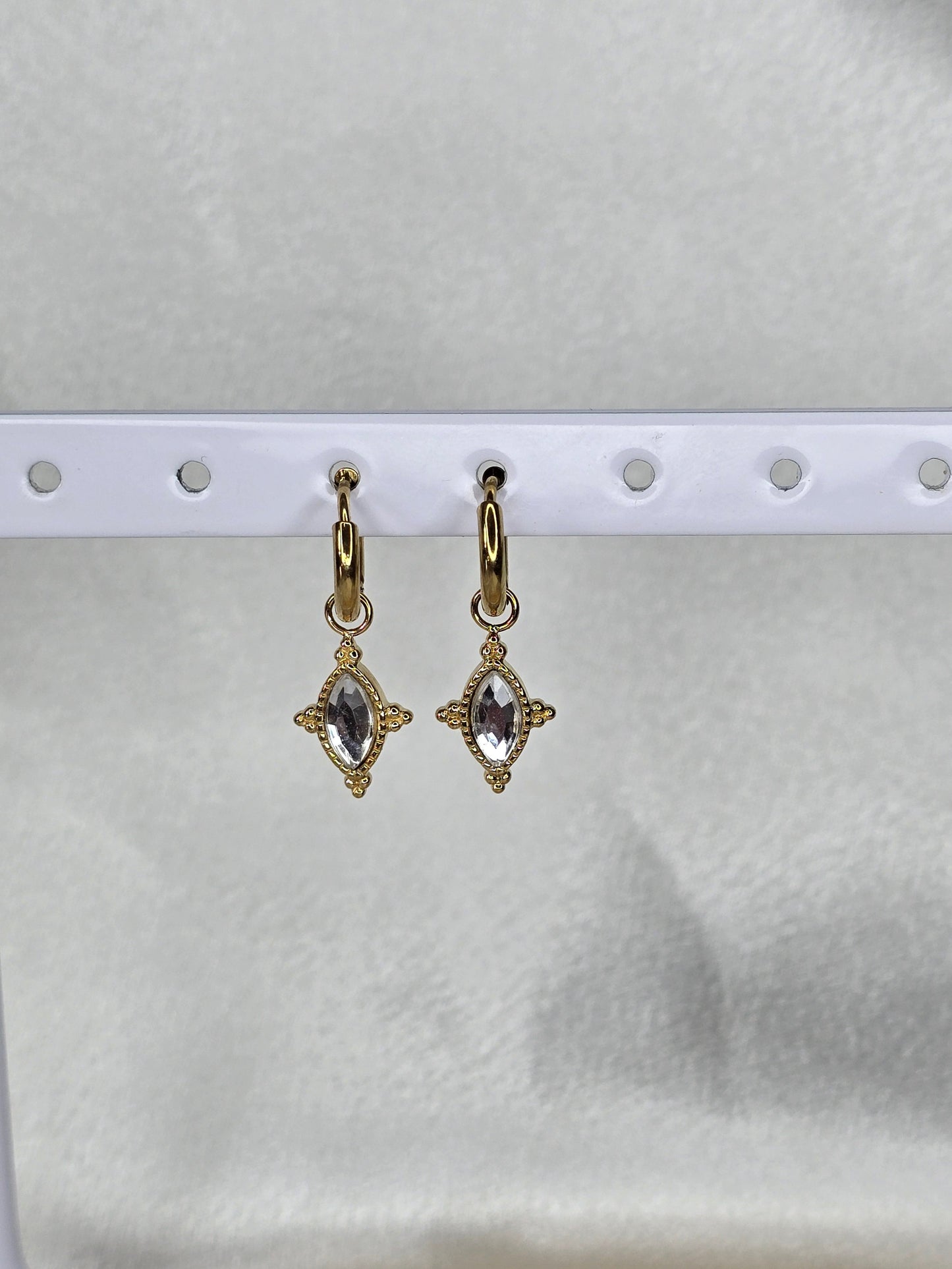 Boucles d'oreilles pendantes dorées avec pierre centrale