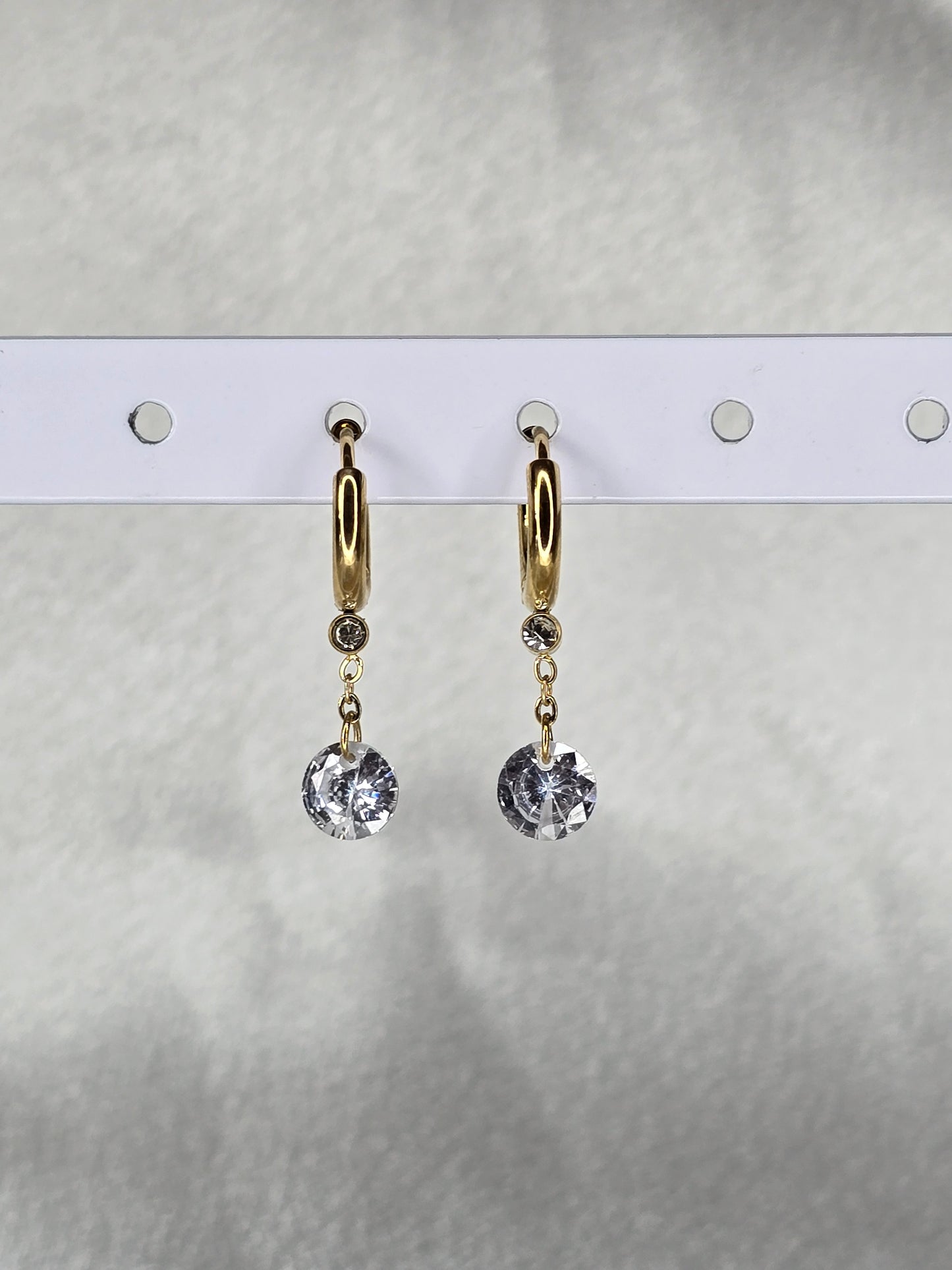 Boucles d'oreilles pendantes dorées avec cristal rond