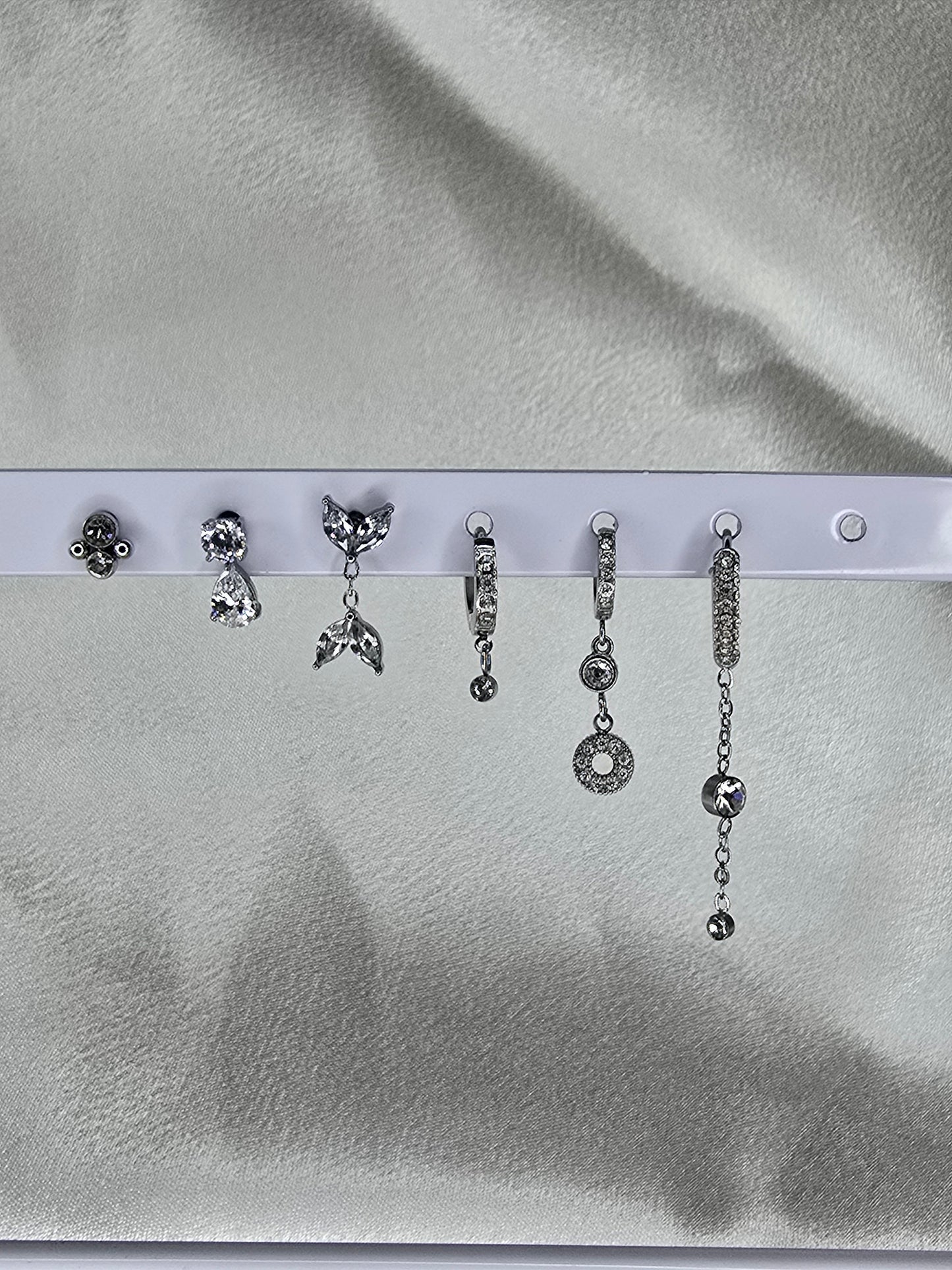 Lot de 6 boucles d'oreilles à strasses argentés