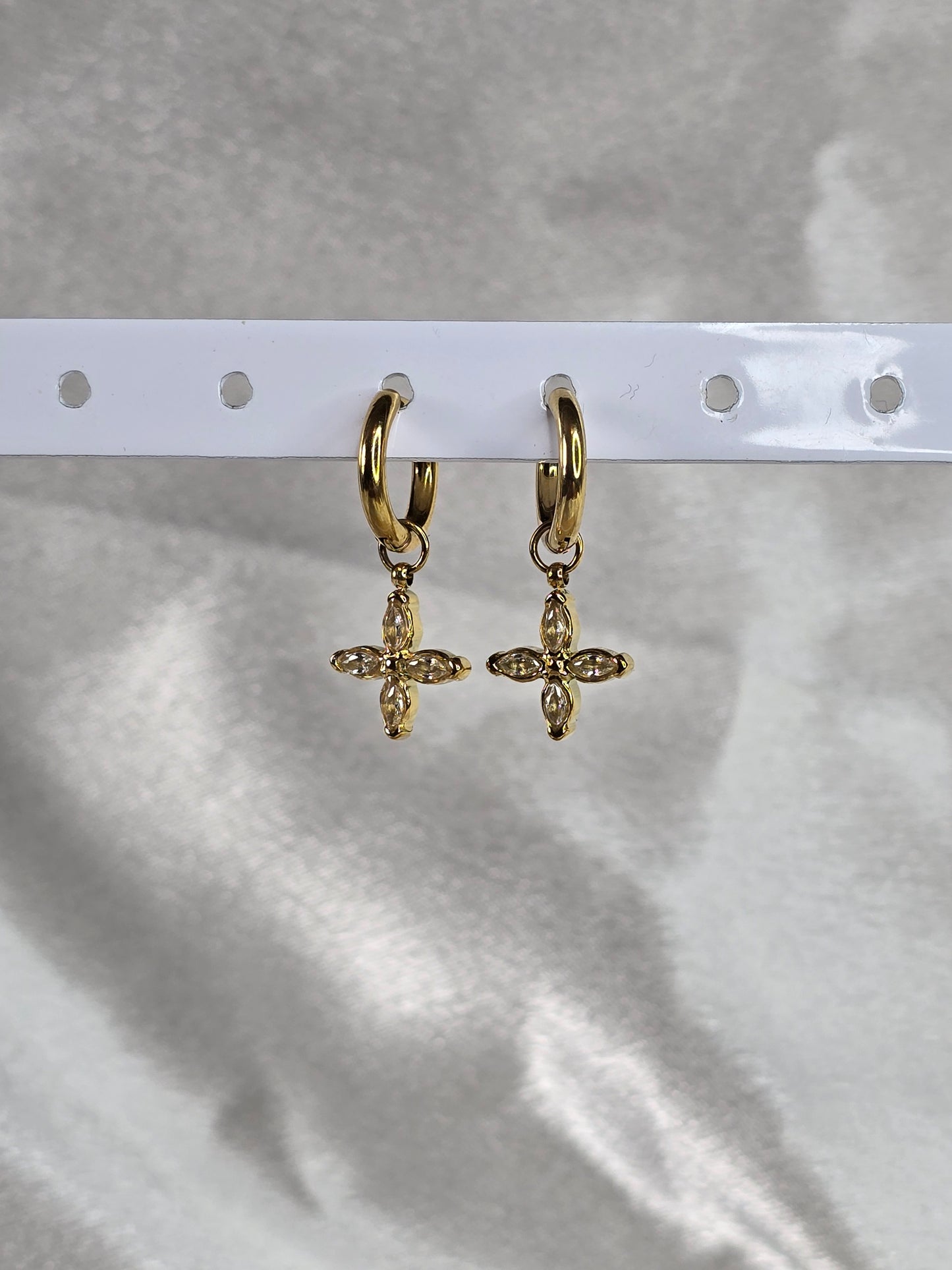 Boucles d'oreilles créoles avec croix en strasses