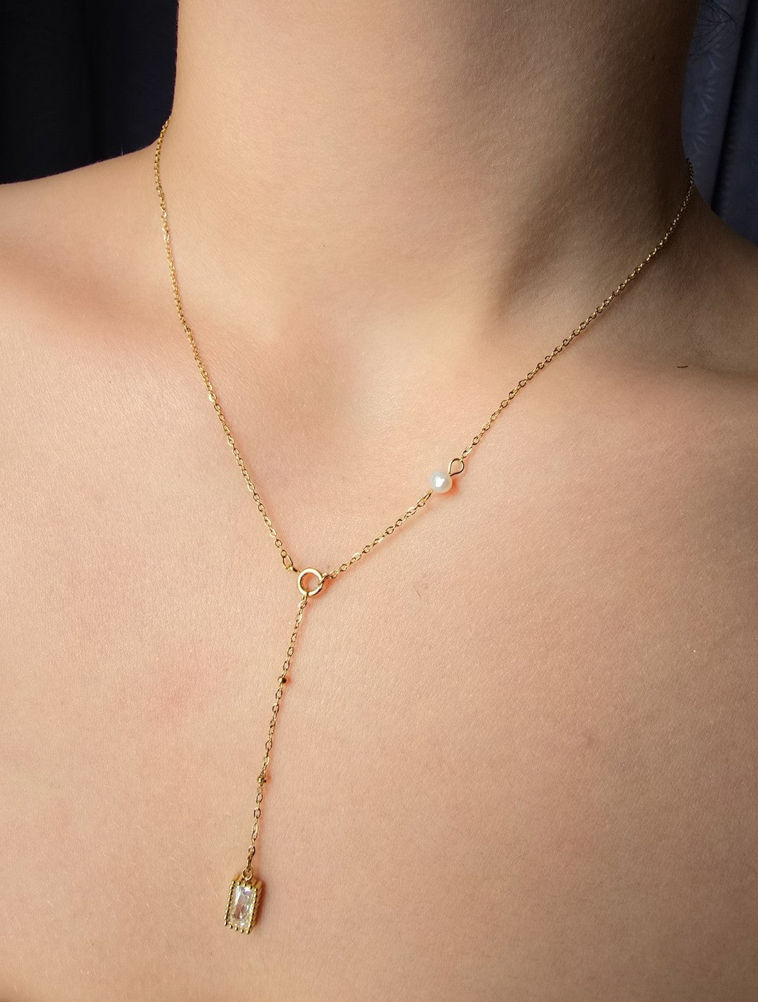 Collier en forme de Y avec cristal blanc