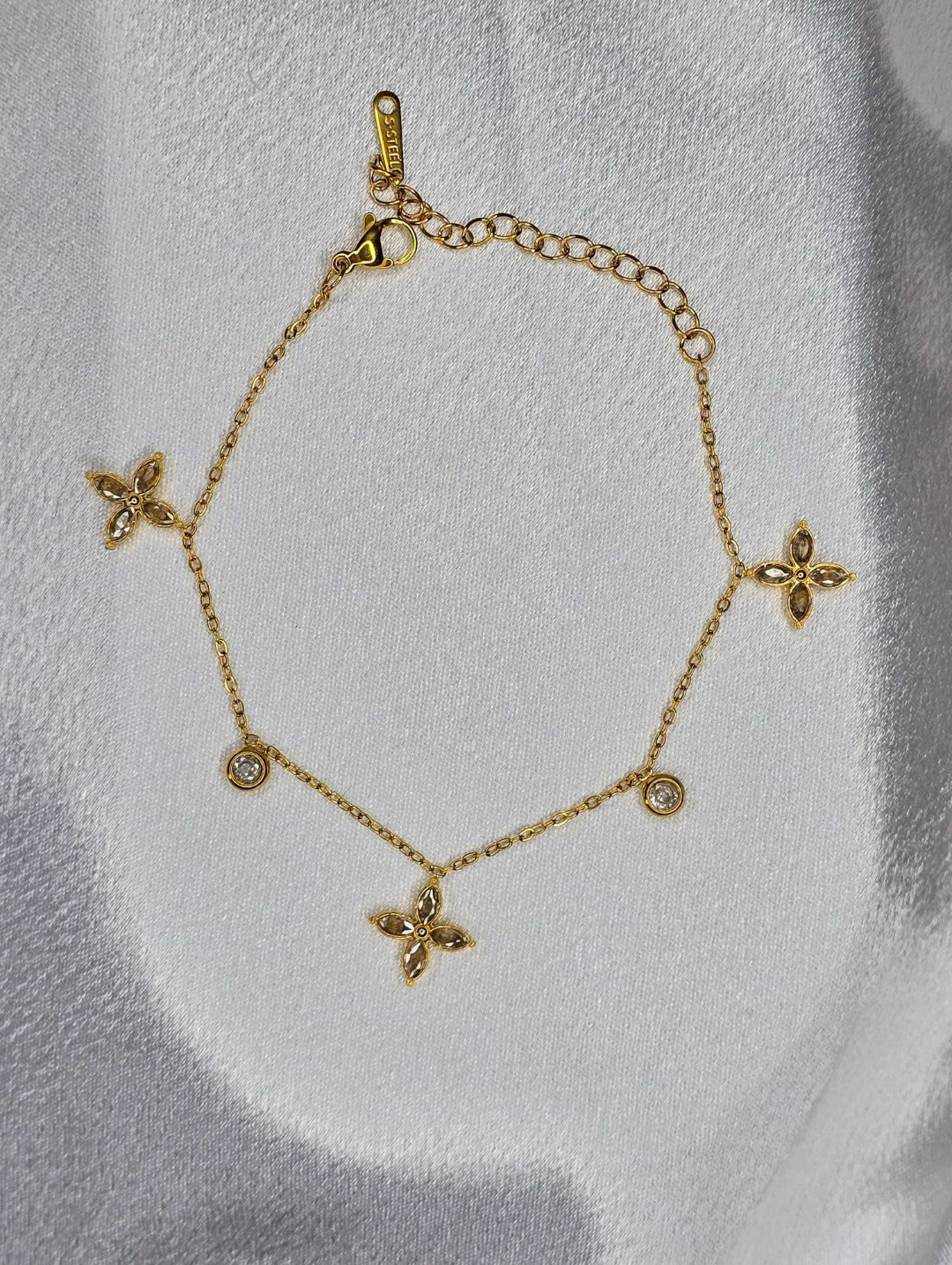 Bracelet trèfle dorée avec breloque fleur