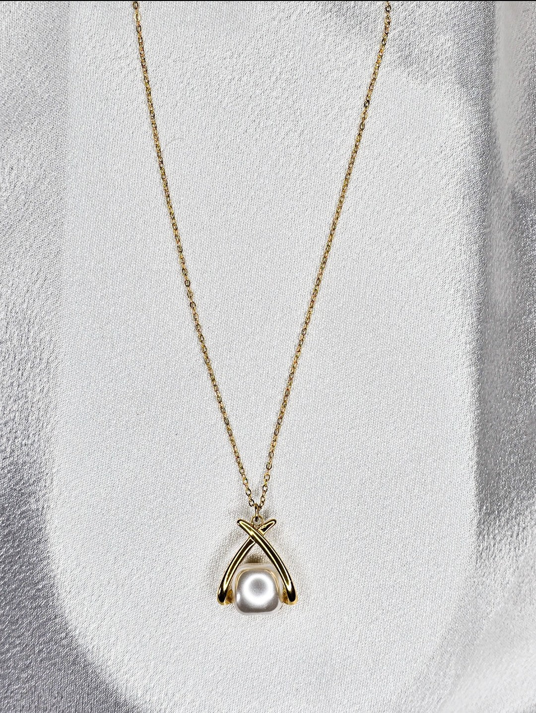 Collier dorée courbe croisée avec perle