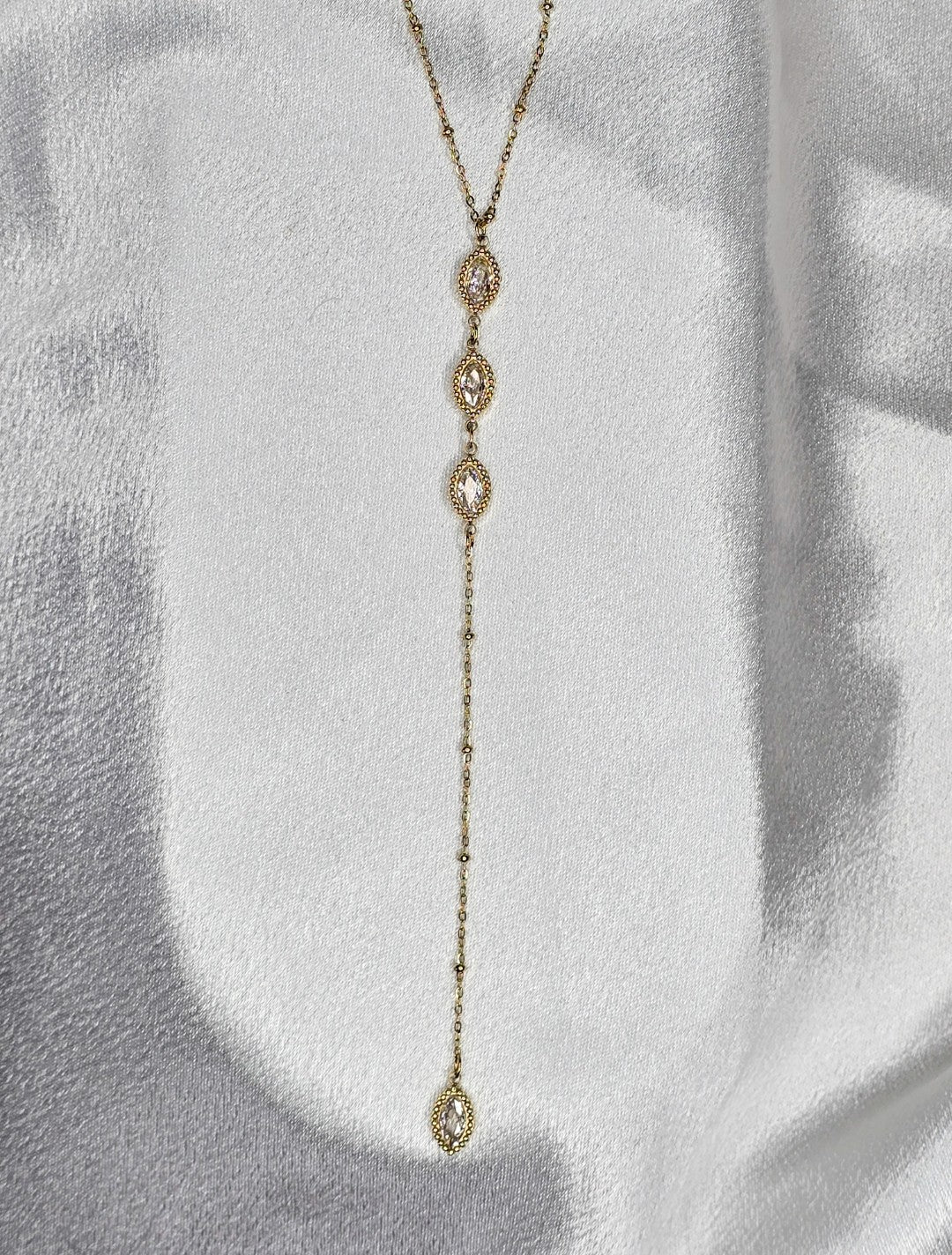 Collier en T avec des cristaux blancs