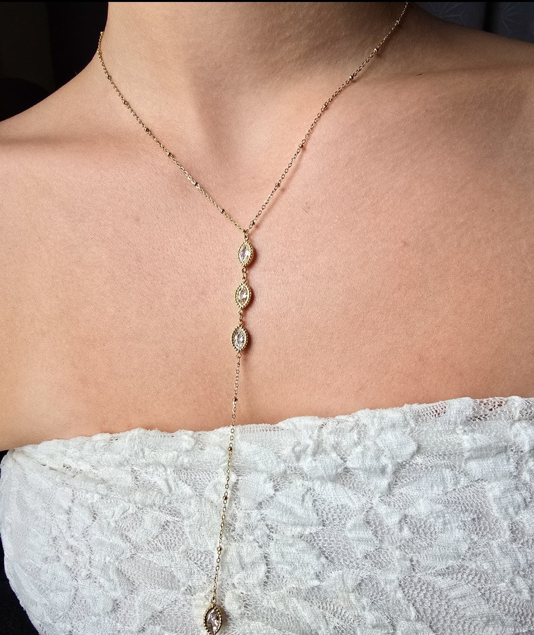 Collier en T avec des cristaux blancs