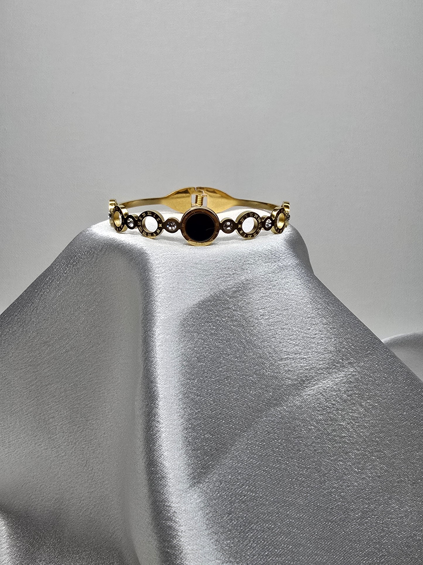 Bracelet élégant en acier doré avec détail raffiné