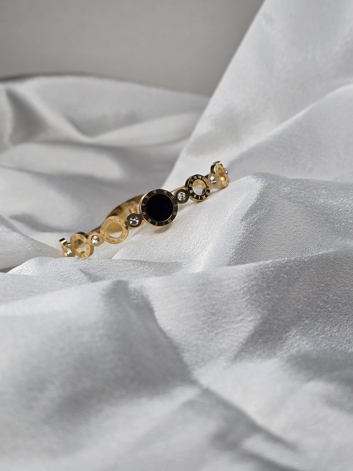 Bracelet élégant en acier doré avec détail raffiné