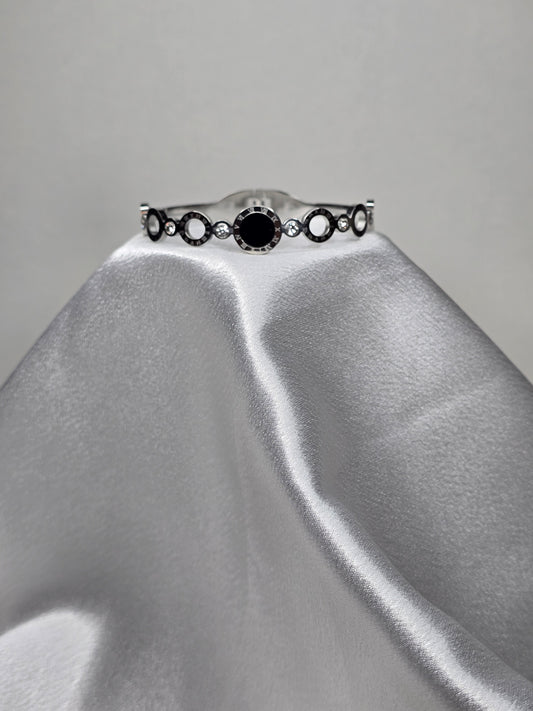 Bracelet élégant en acier argenté avec détail raffiné