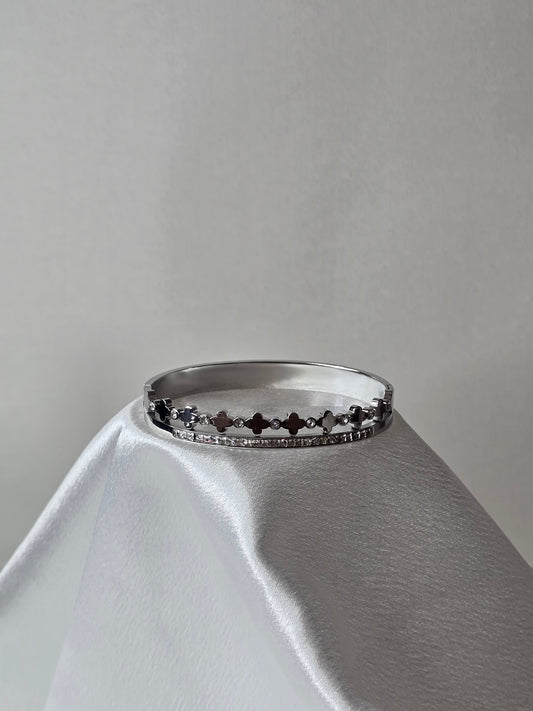 Bracelet jonc argenté avec détail croix