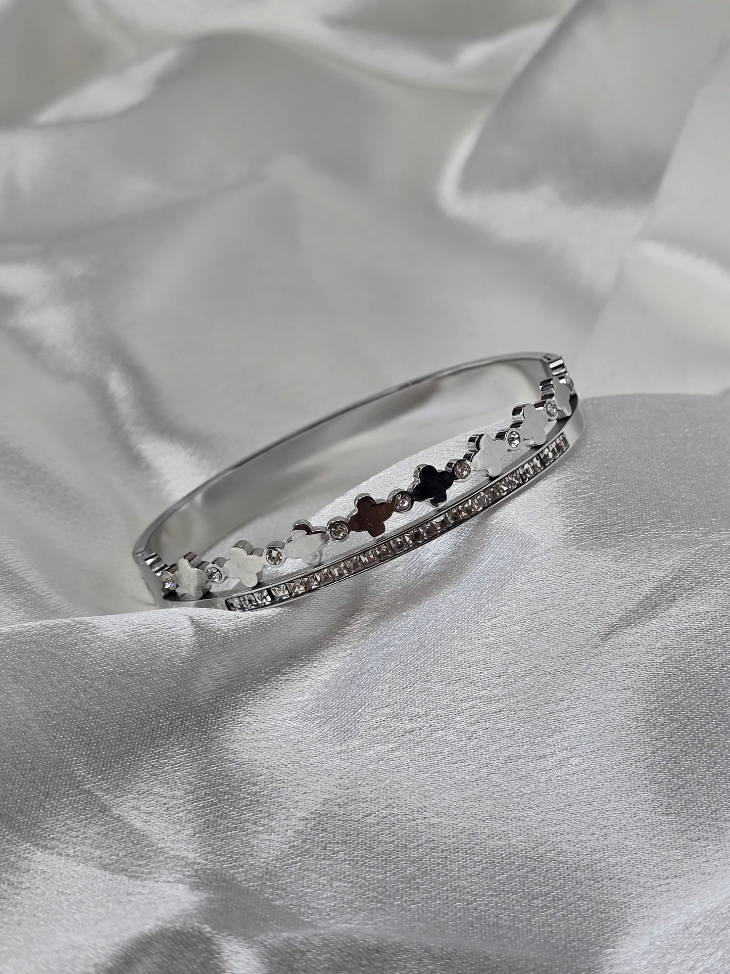 Bracelet jonc argenté avec détail croix