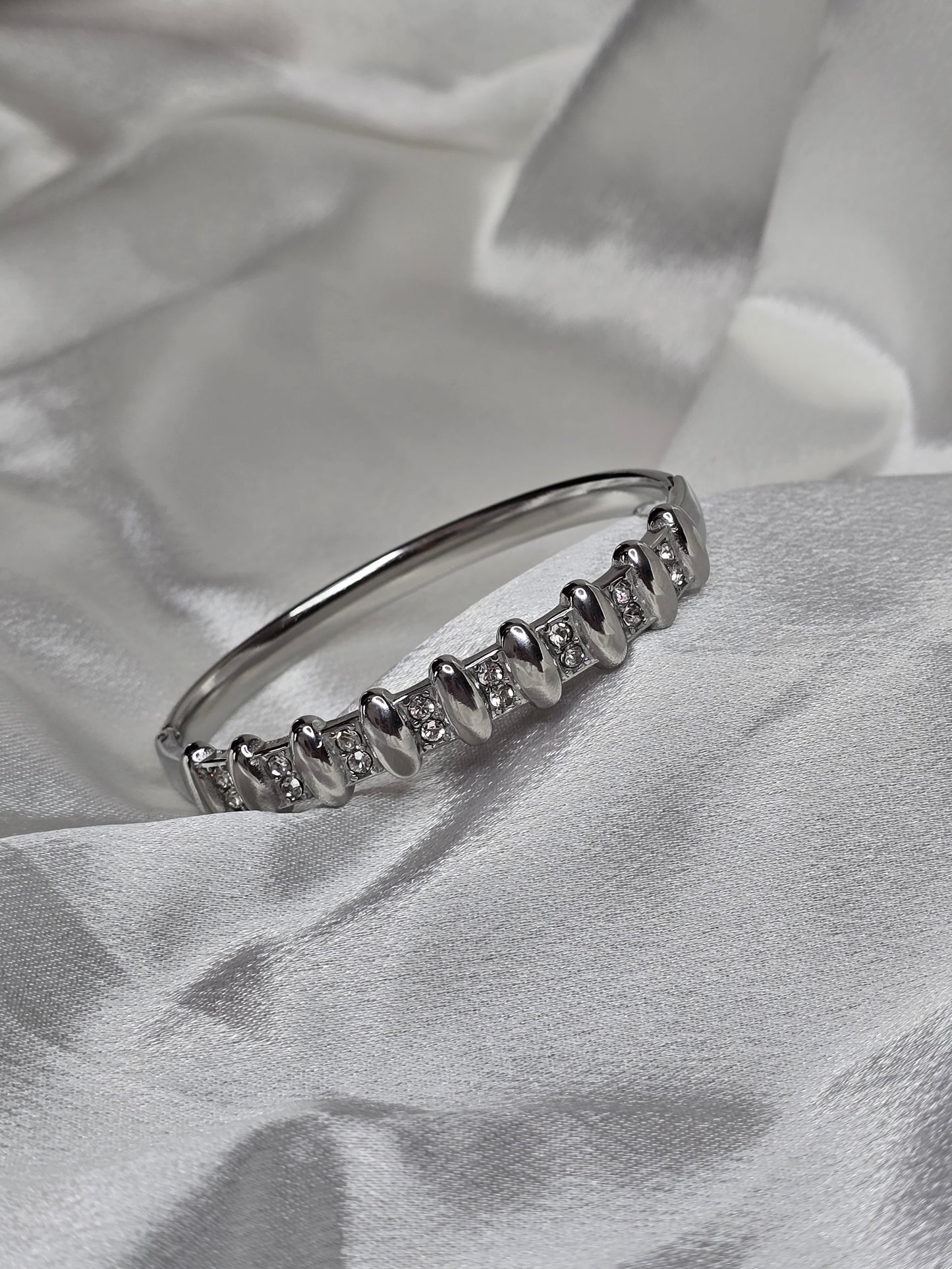 Bracelet jonc avec maillons et pierres scintillantes