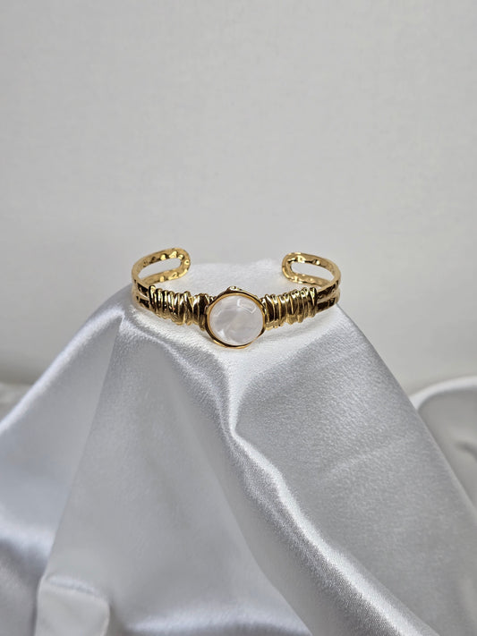Bracelet jonc ouvert doré martelé avec pierre blanche nacrée