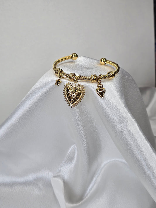 Bracelet jonc torsadé doré avec pendentifs