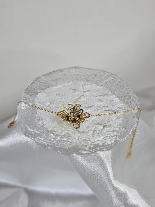 Chaîne avec détail fleur en acier doré