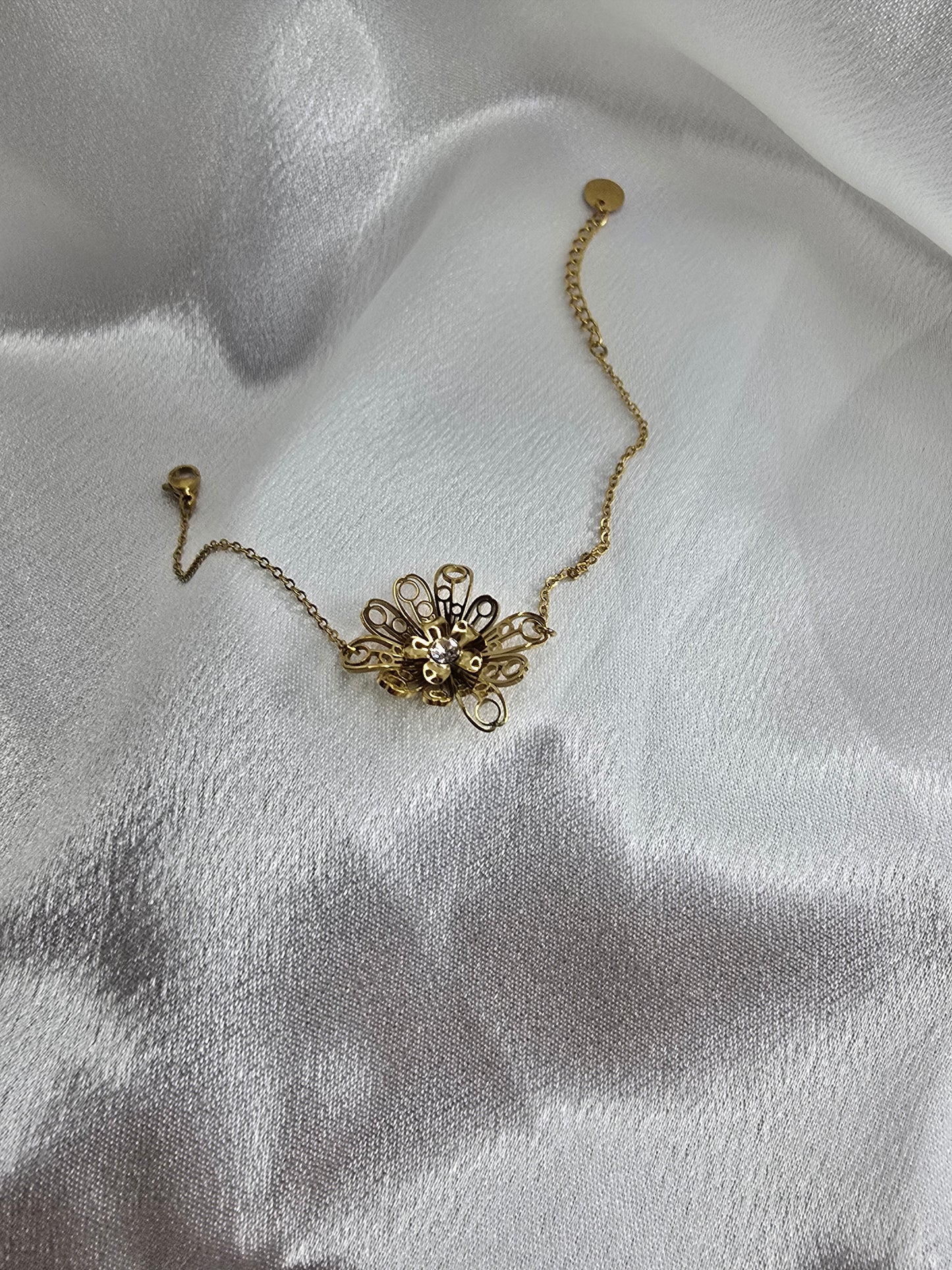 Chaîne avec détail fleur en acier doré