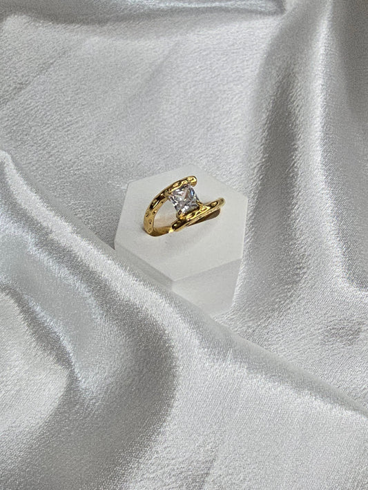 Bague dorée double courbes carré