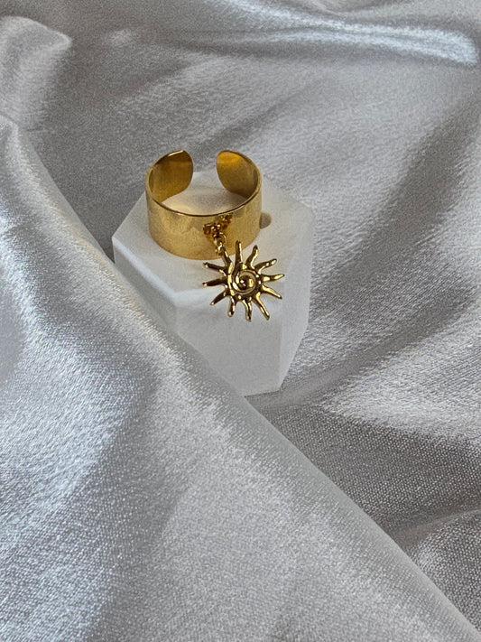 Bague dorée large avec pendentif soleil