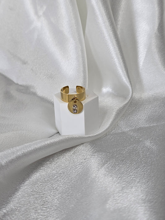 Bague dorée large avec pendentif