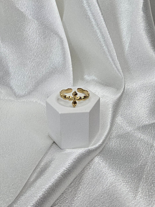 Bague dorée avec détail croix