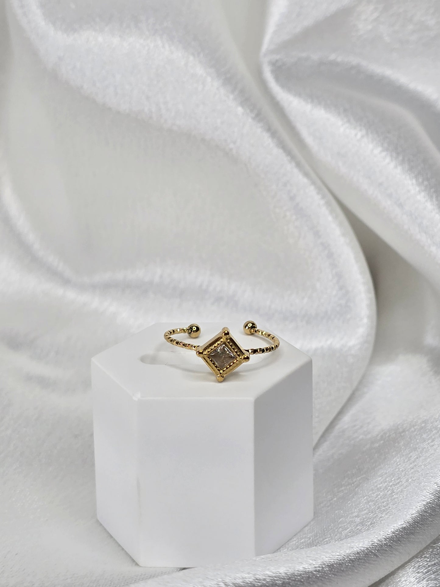 Bague réglable forme losange en acier doré
