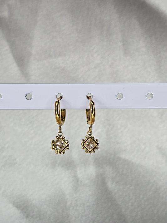 Boucles d'oreilles pendantes dorées avec pierre carrée scintillante