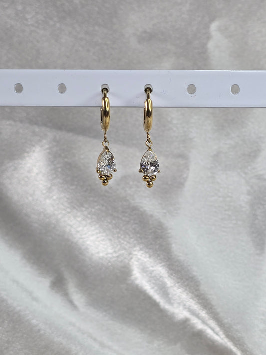 Boucles d'oreilles créoles fines en or avec pendentif en goutte