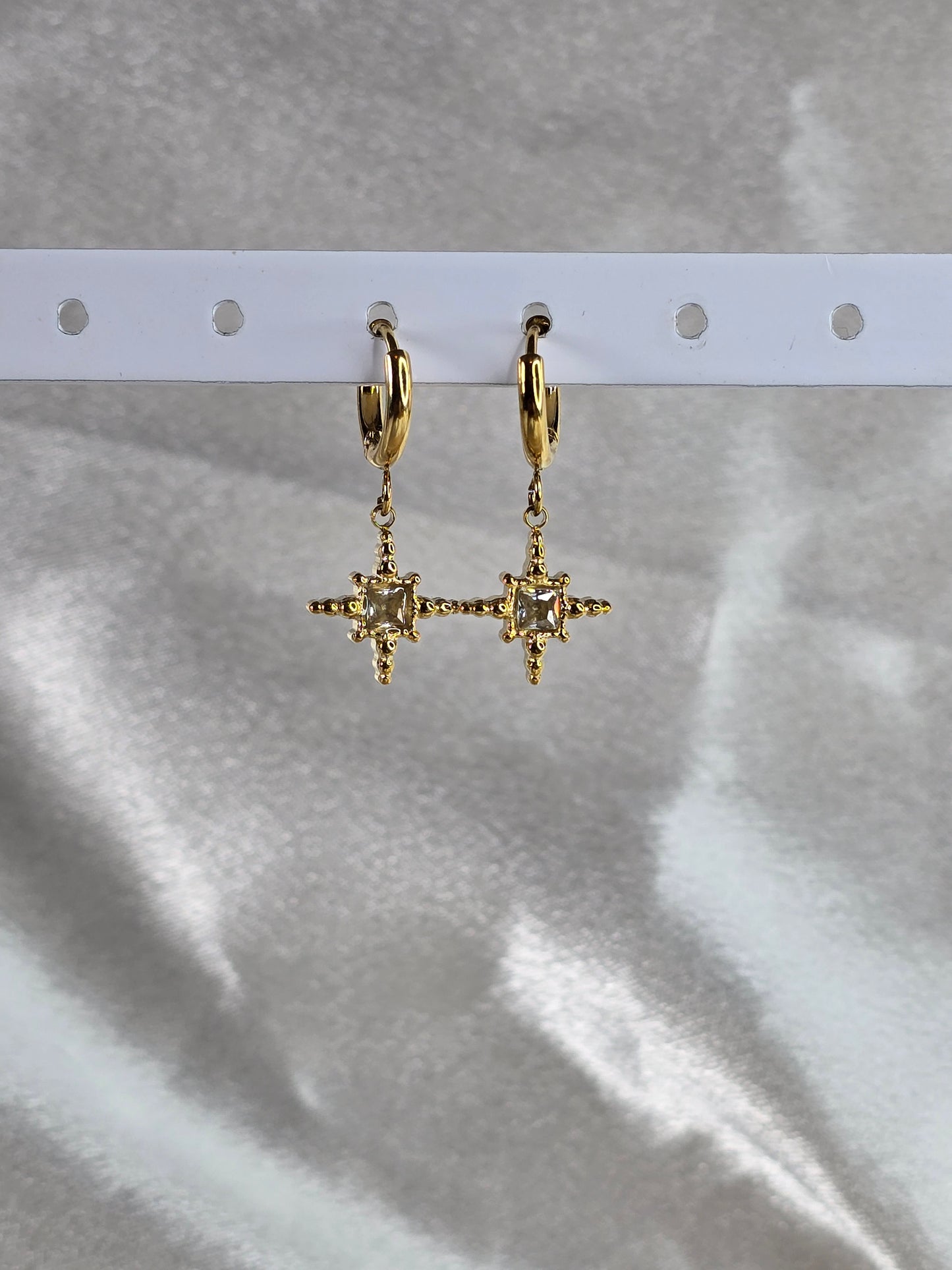 Boucles d'oreilles créoles avec étoiles à strasses