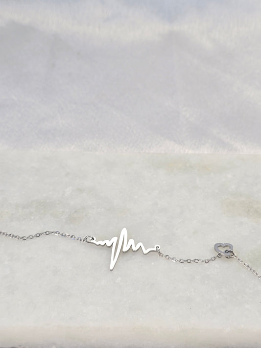 Bracelet avec un électrocardiogramme et un petit cœur
