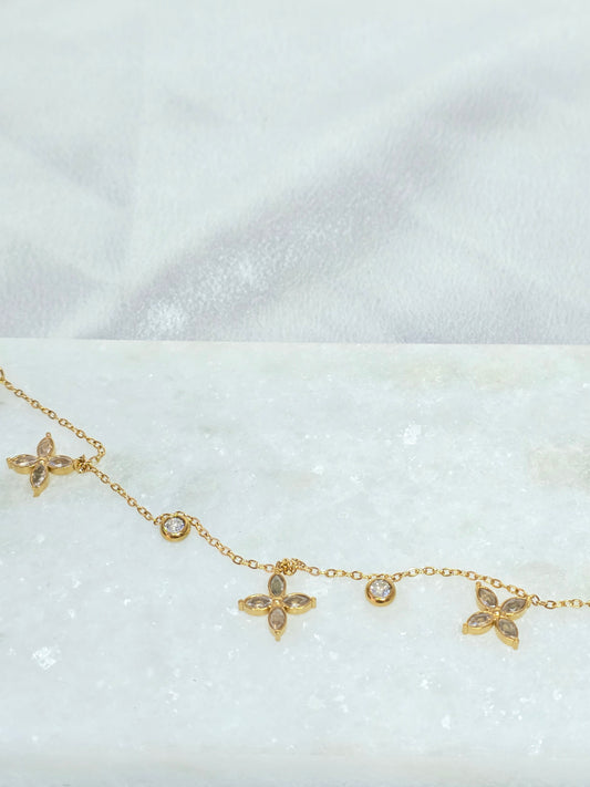 Bracelet trèfle dorée avec breloque fleur