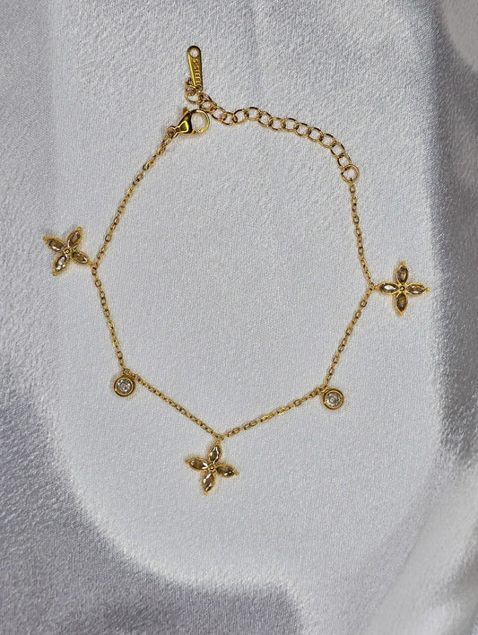 Bracelet trèfle dorée avec breloque fleur