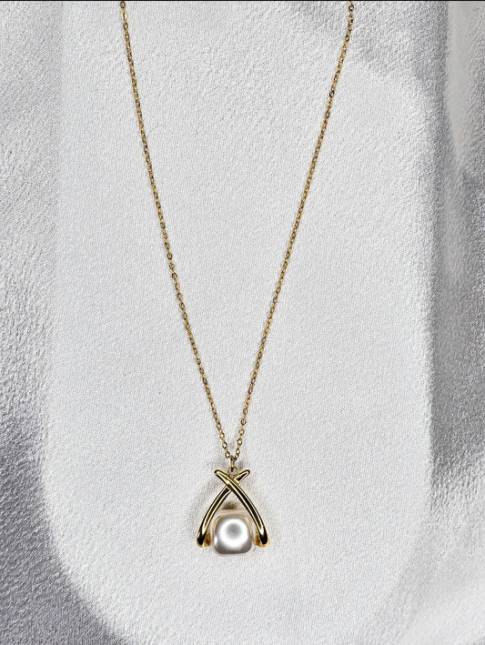 Collier dorée courbe croisée avec perle