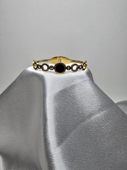 Bracelet élégant en acier doré avec détail raffiné